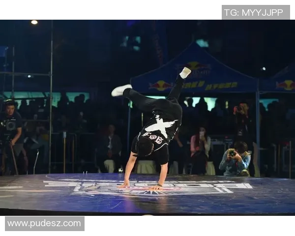 成都街舞队在世界攀岩锦标赛中的精彩表现与状态分析